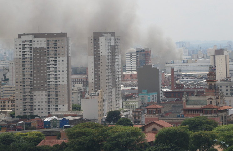 Incêndio consome shopping no Centro. Alobrás sugere novo endereço a lojistas afetados