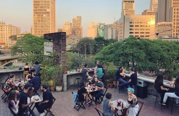 Conheça 6 rooftops para apreciar boa comida e a vista do Centro de SP 