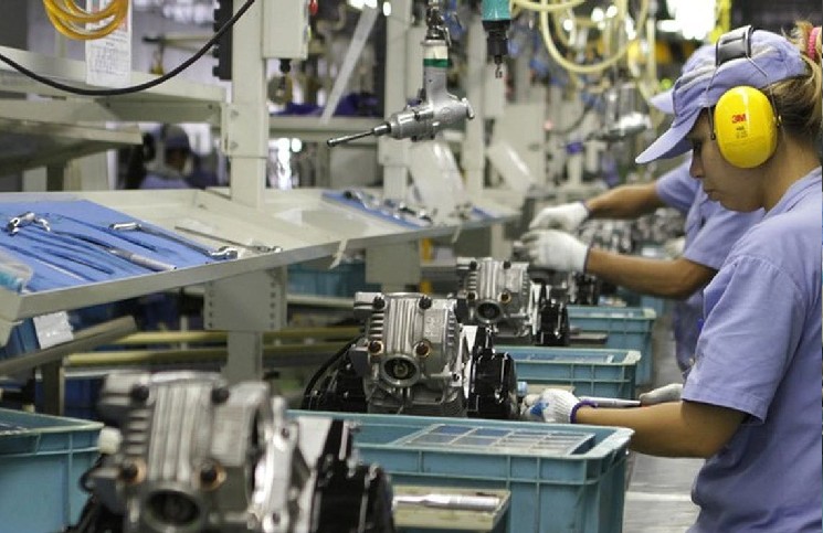Produção industrial sobe 3,1% em 2024, apesar de recuo no fim do ano