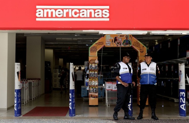 Engolida por fraudes, Americanas agrupa ações. Papéis sobem 42%