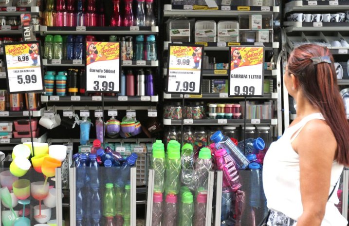 ‘Lojista vai ter de conviver com inflação e juros altos em 2023’