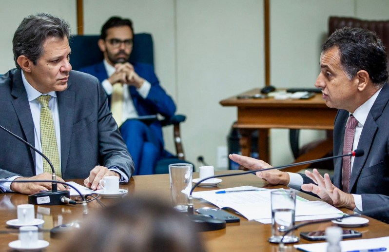 Parlamentares entregam a Haddad proposta de desoneração da folha