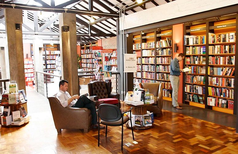 Por que é desejável pagar mais caro por livros em lojas de rua?