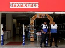Engolida por fraudes, Americanas agrupa ações. Papéis sobem 42%