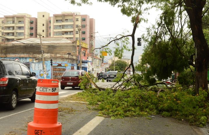 Mais de 85 mil imóveis ficaram sem luz na Grande SP com as chuvas de quinta