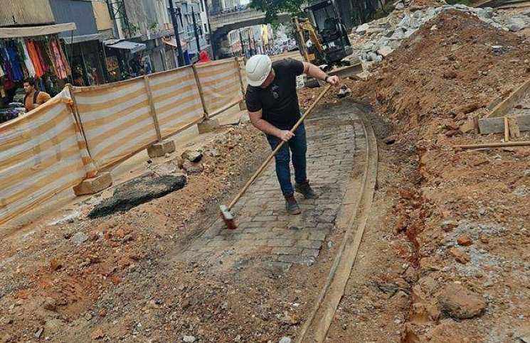 Escavações no Centro Histórico revelam os trilhos dos primeiros bondes que rodaram em SP