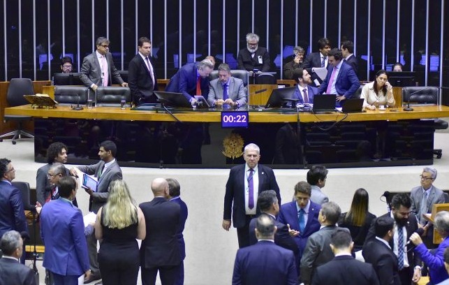 Câmara aprova texto-base de projeto que regulamenta o IBS