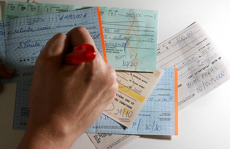 Uso de cheques por brasileiros cai 18% em 2024, aponta Febraban