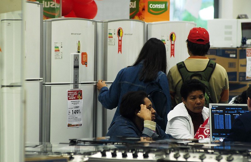 Confiança do consumidor paulista diminui em janeiro, informa ACSP