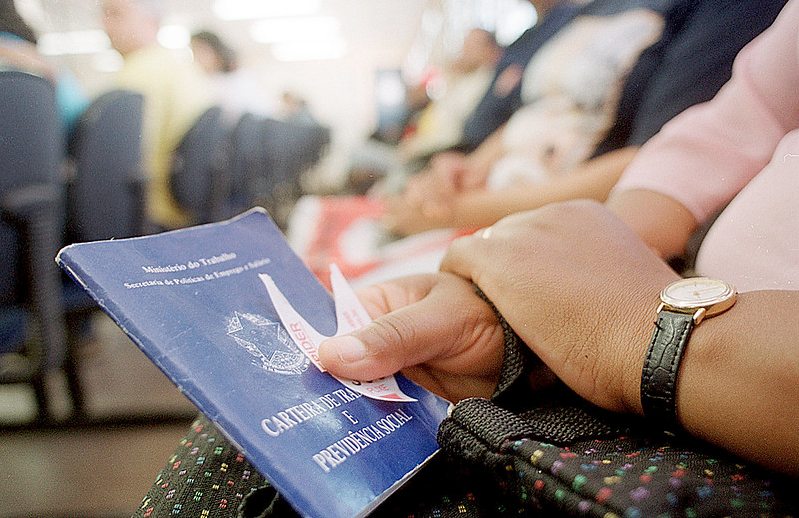 Desemprego recua a 6,2% no trimestre até maio; informalidade avança