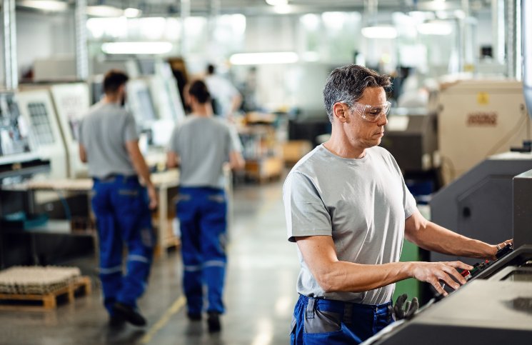 Após cinco meses de queda, indústria cresce 1,2% em março
