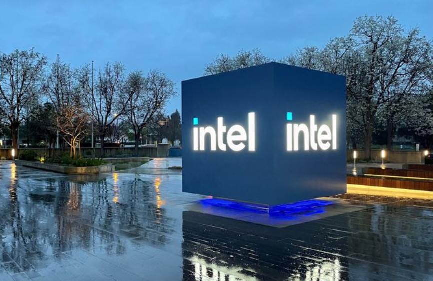 Intel tem queda histórica em meio à onda do laptop com IA