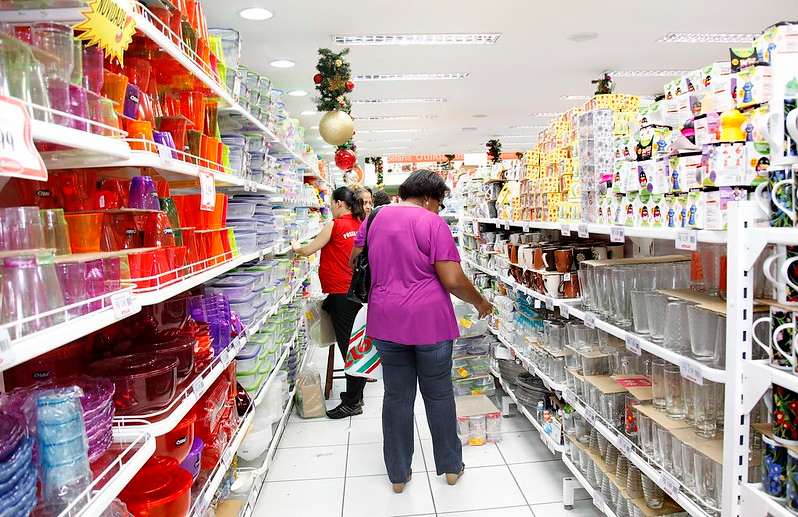 Vendas do varejo recuam 0,2% em maio na comparação com abril, informa IBGE