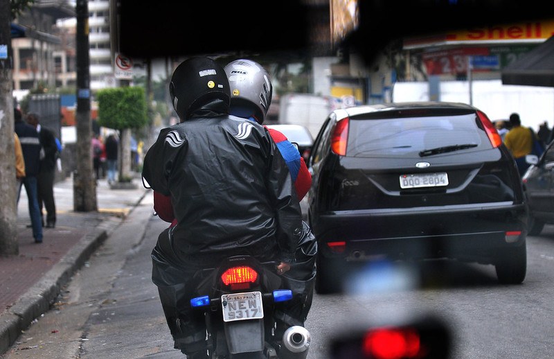 Aplicativo 99 inicia serviço de mototáxi na cidade de SP. Prefeitura tenta impedir