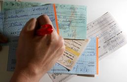 Uso de cheques por brasileiros cai 18% em 2024, aponta Febraban