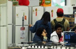 Confiança do consumidor paulista diminui em janeiro, informa ACSP