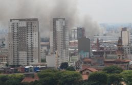 Incêndio consome shopping no Centro. Alobrás sugere novo endereço a lojistas afetados 